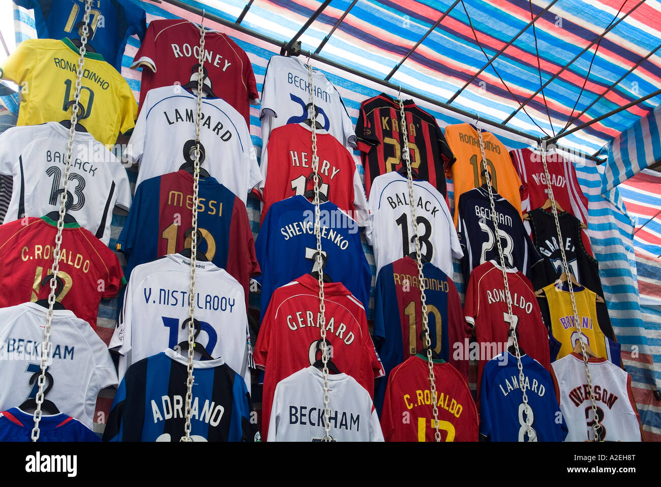 dh Tung choi MONG KOK HONG KONG puesto del mercado chino juego de bandas de  fútbol mongkok ropa falsa camisas falsificaciones artículos de  falsificación tira de china asia Fotografía de stock -