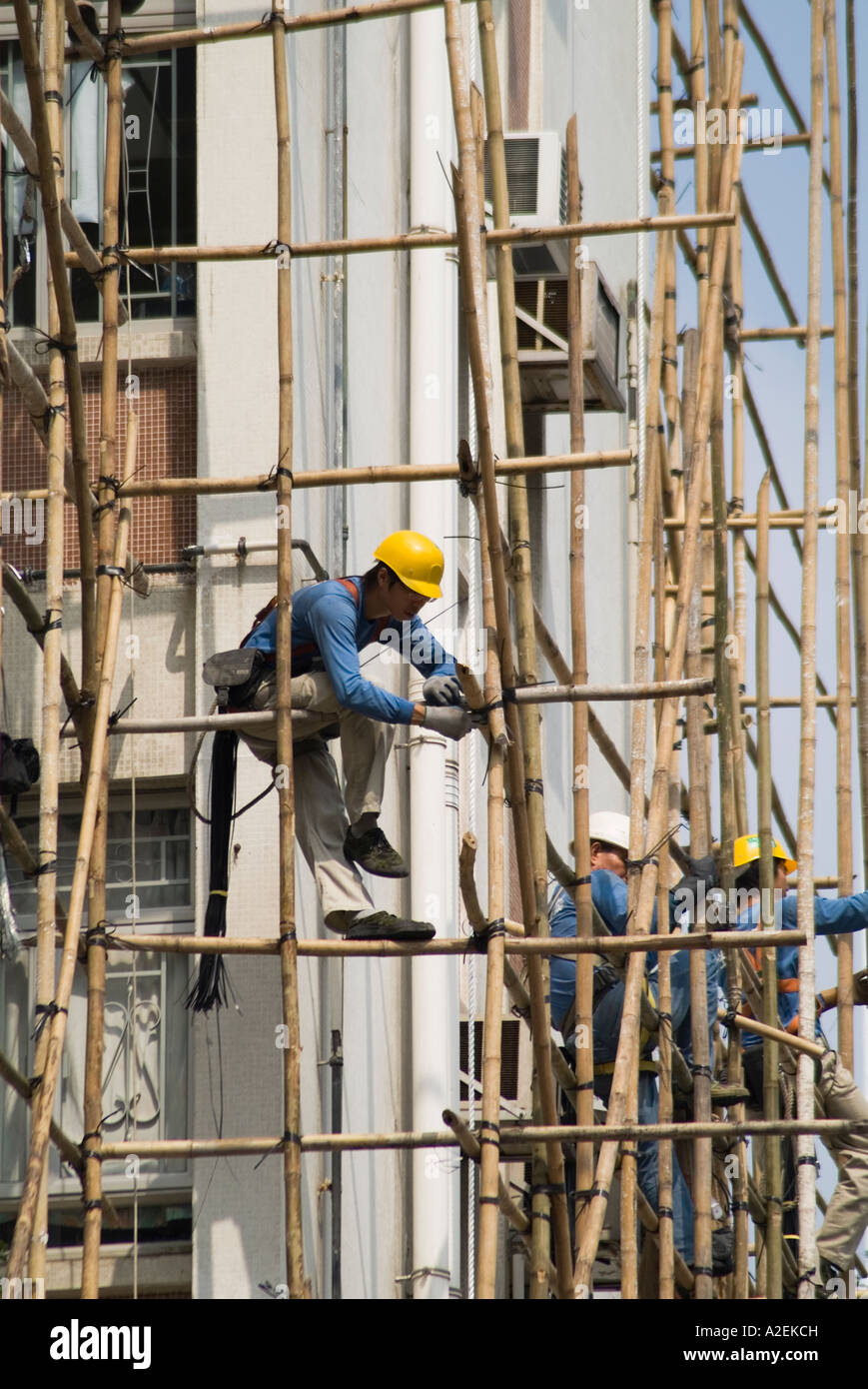 Dh andamio de bambú Mong Kok en Hong Kong Workman atado la construcción