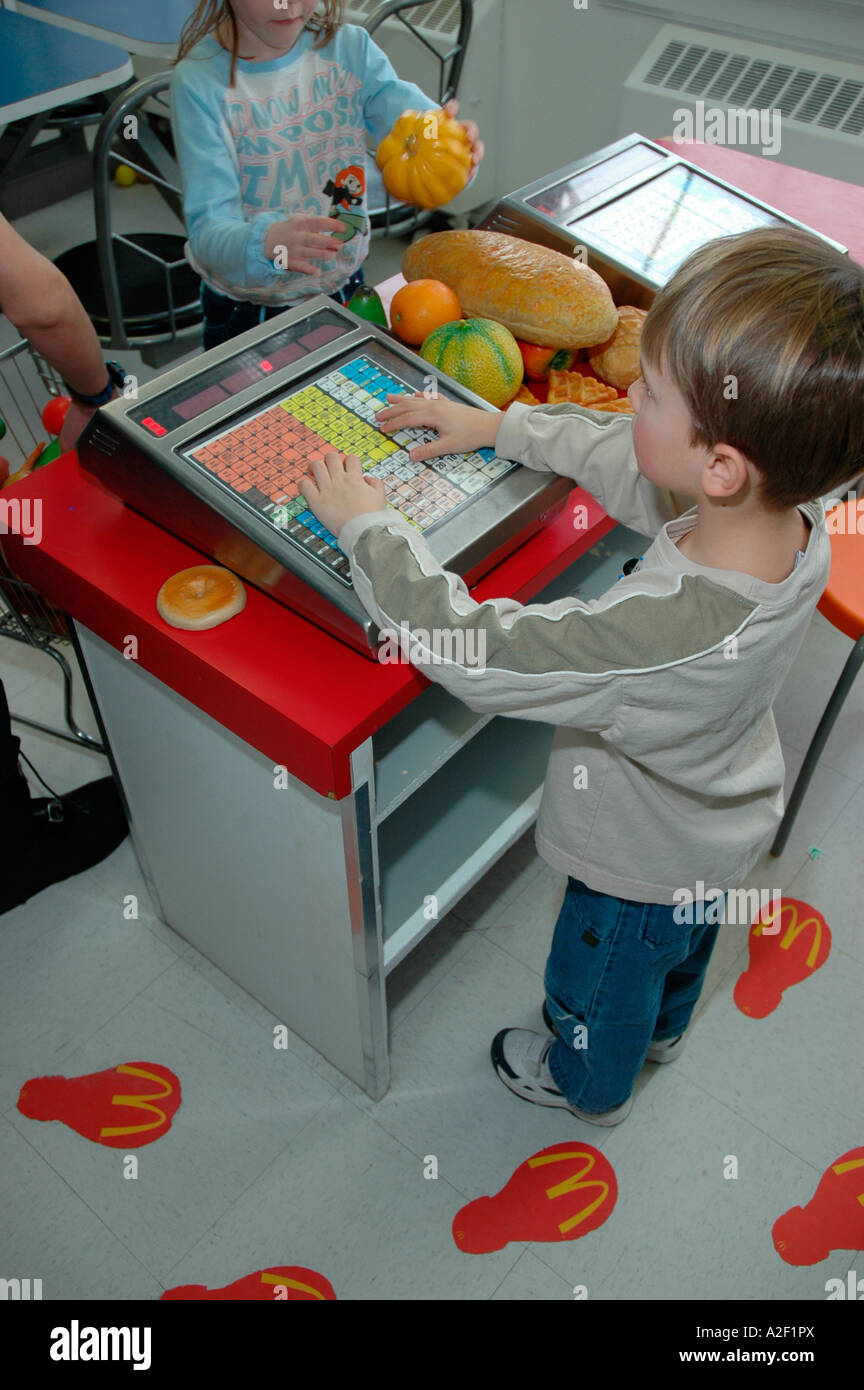 P32 187 de 6 años de edad pretende llamar hasta el fin en la caja  registradora en juego McDonalds - Londres Chil Fotografía de stock - Alamy