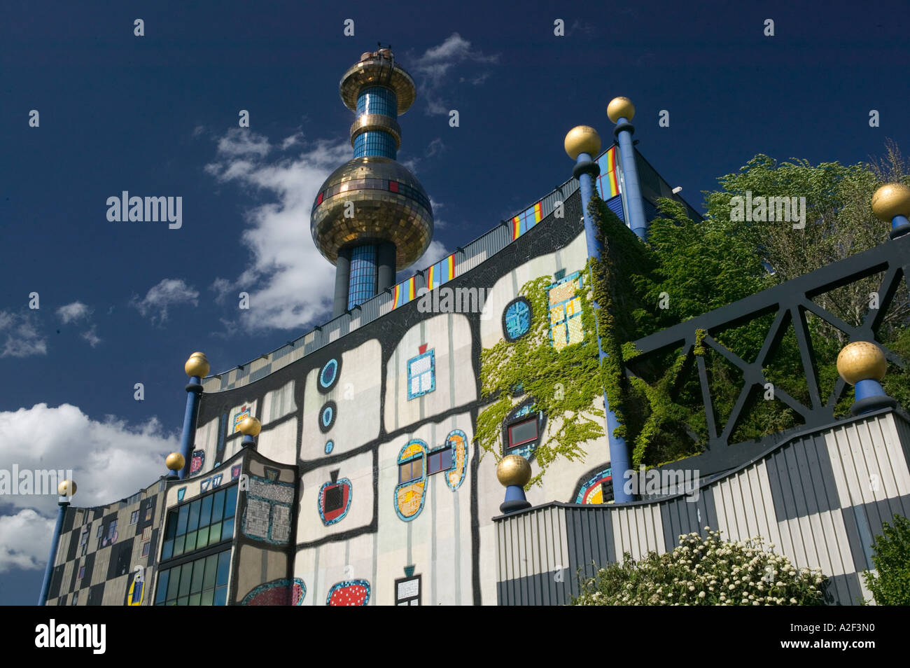AUSTRIA, Viena Alsergrund): incinerador de residuos de la ciudad / diseñado por F.Hundertwasser Foto de stock