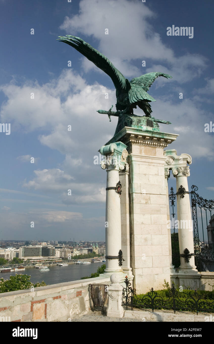 Hungría, Budapest: / Buda Castle Hill, el Turul Águila (símbolo de tribus  magiares) encima de Corvinus Gate Fotografía de stock - Alamy