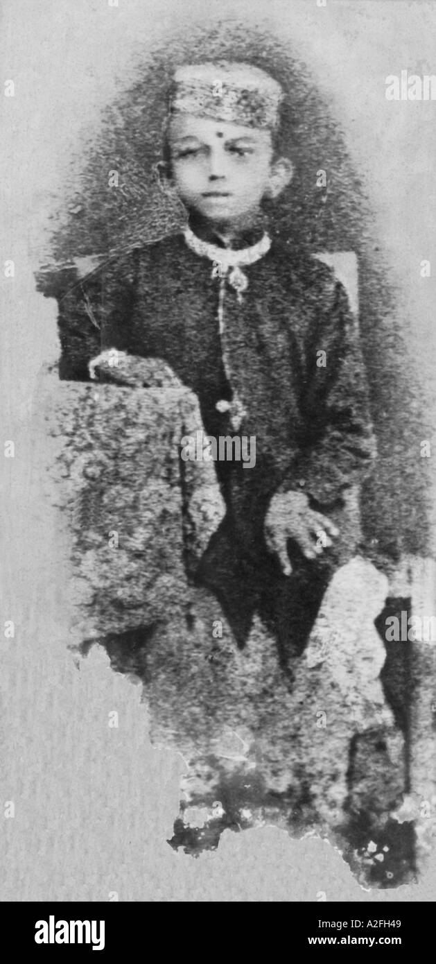 Mahatma Gandhi a la edad de siete años sentado en un retrato de estudio con chaqueta de gorra 1876 esta es la fotografía más antigua De Gandhi Foto de stock