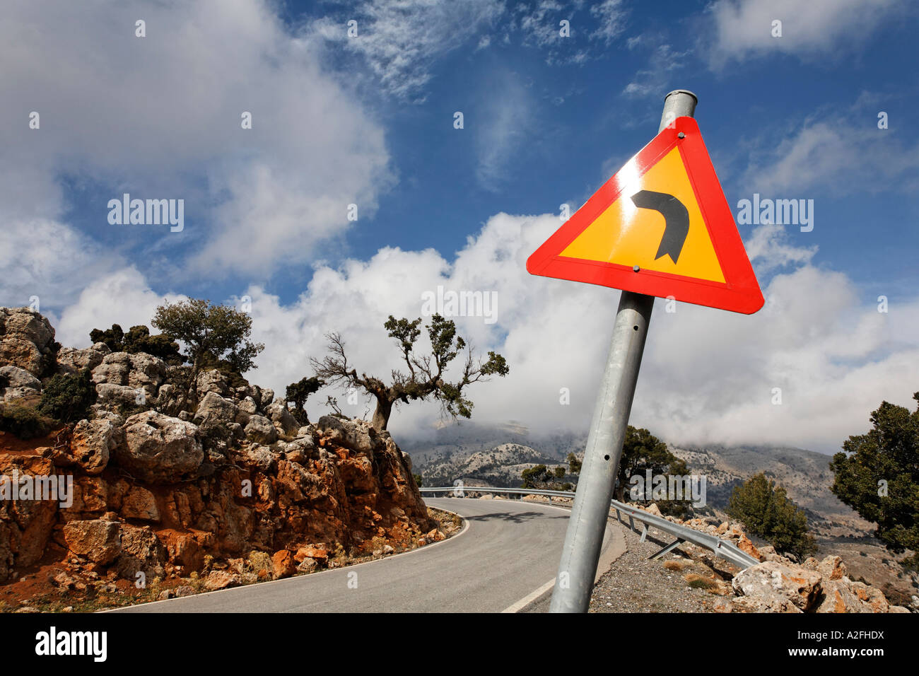 Señal de carretera curvas por delante, carretera de montaña, Kritsa, Creta, Grecia Foto de stock