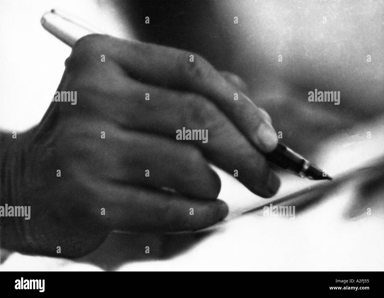 Mahatma Gandhi escribir con pluma de fuente India Asia vieja cosecha 1900s foto Foto de stock