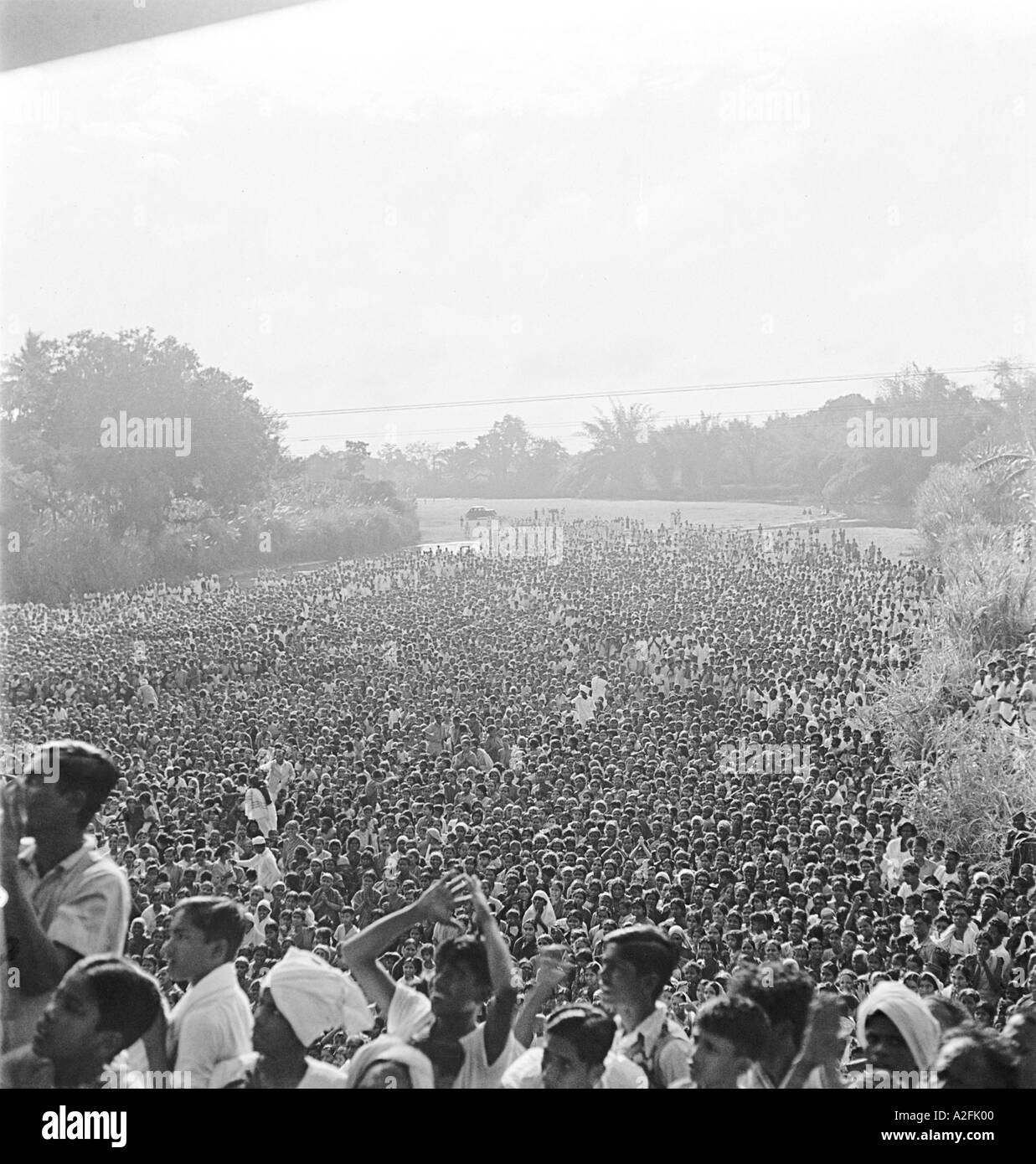 La multitud está ansiosa por vislumbrar el Mahatma Gandhi en Chennai Tamil Nadu India 1946 Foto de stock