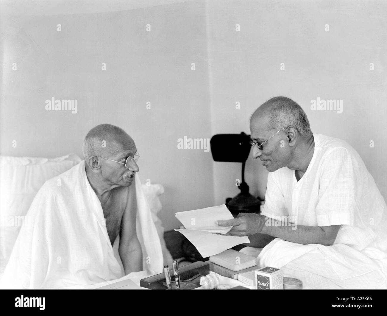 Mahatma Gandhi hablando con Chakrabarty Rajagopalachari Mumbai Bombay Maharashtra India Septiembre de 1944 VIEJA imagen de 1900s Foto de stock
