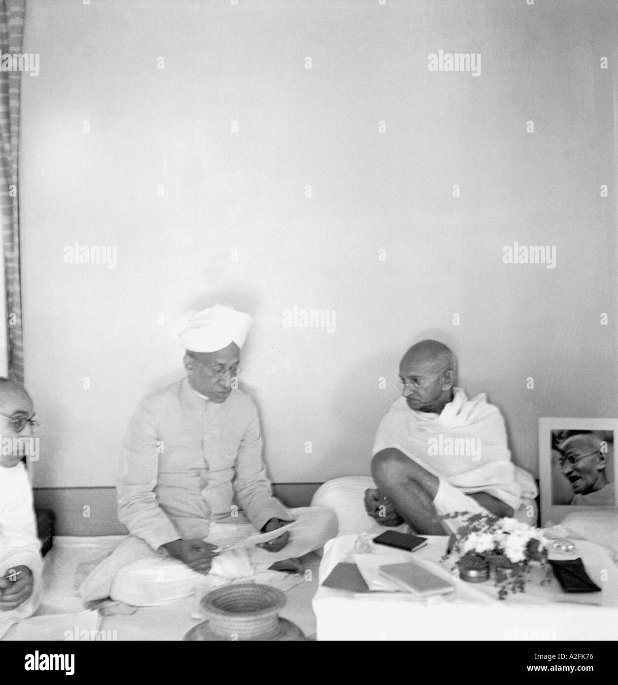 Mahatma Gandhi con Sarvepalli Radhakrishnan, 1940 Foto de stock