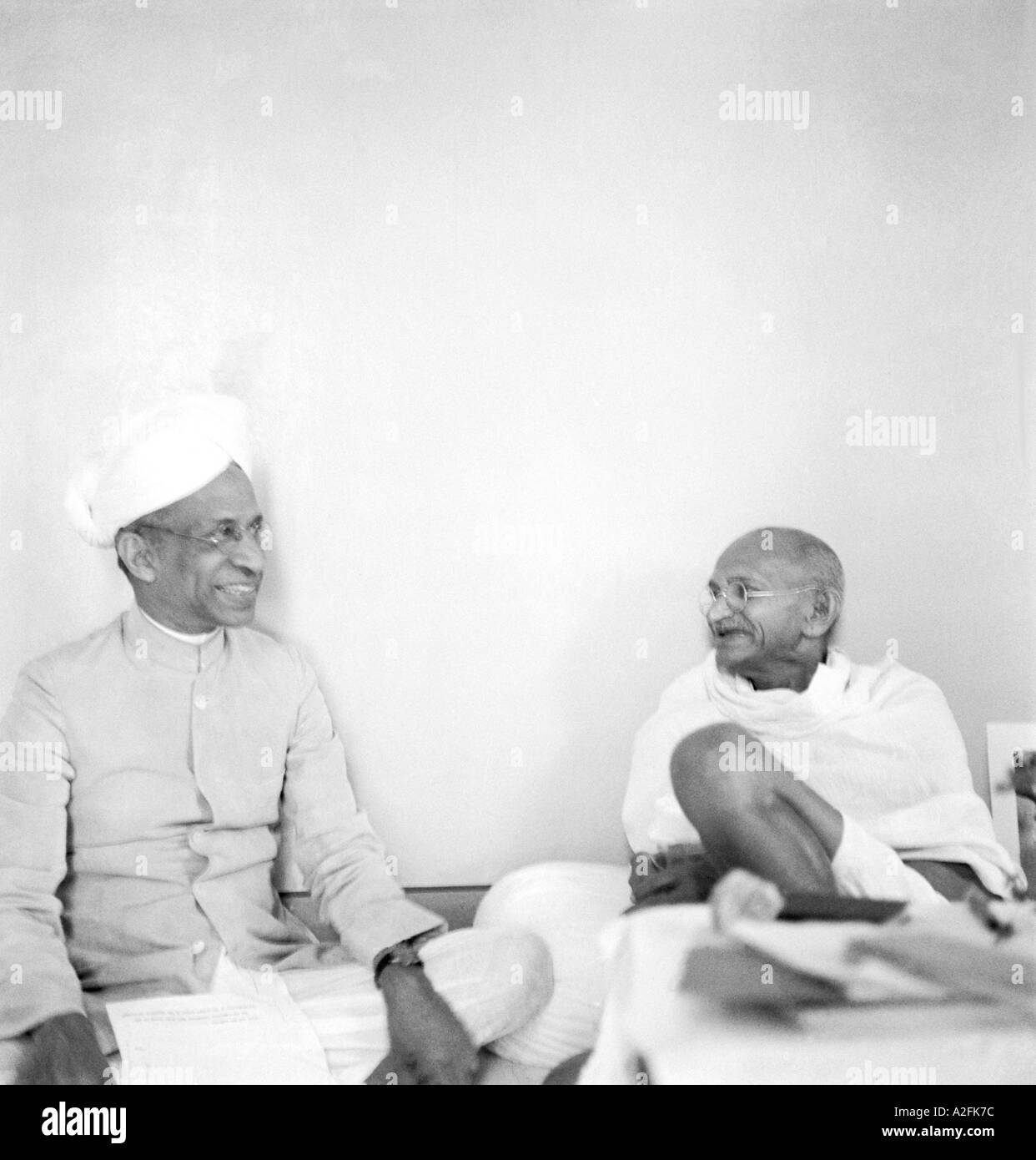 Mahatma Gandhi con Sarvepalli Radhakrishnan en Mumbai Bombay Maharashtra India septiembre 1944 vieja foto de la vendimia 1900s Foto de stock