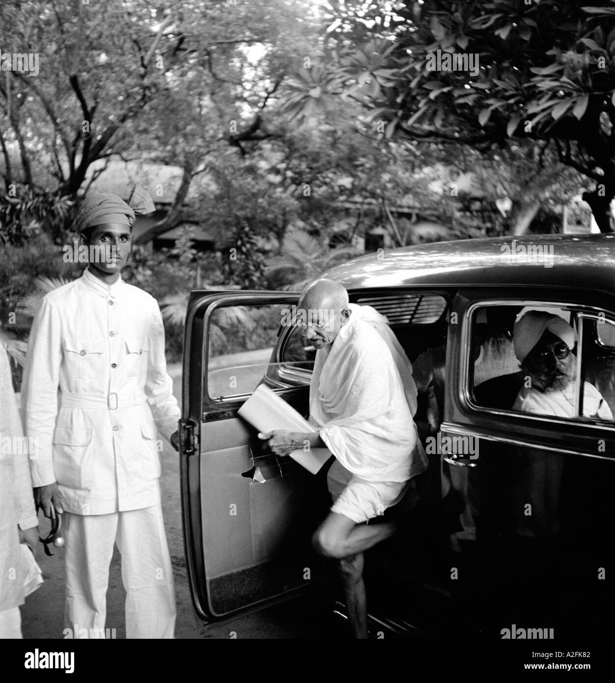 Antigua vendimia 1940 foto Mahatma Gandhi salir de un Coche India Foto de stock