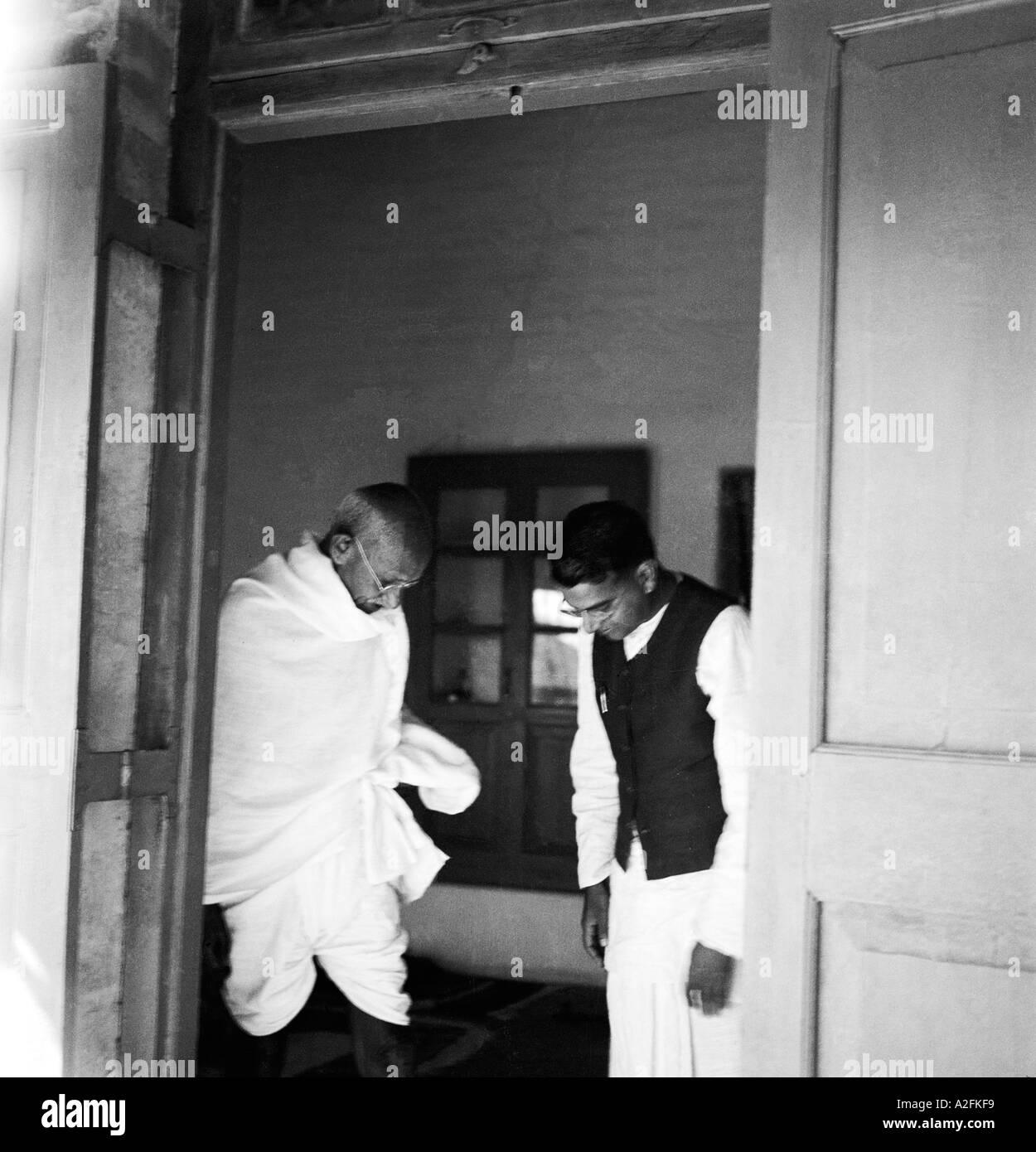 Mahatma Gandhi con Shriman Narayan, Shrimannarayan en Wardha Vardha Nagpur Maharashtra India Asia 1940 antiguo vintage cuadro de 1900 Foto de stock