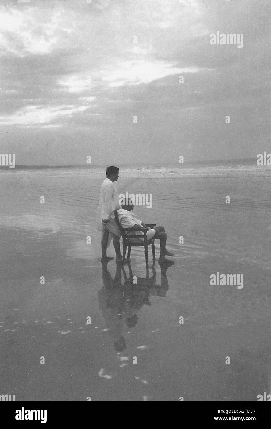 Mahatma Gandhi con su hijo en la playa Juhu Devdas Bombay Mumbai Maharashtra India Mayo de 1944 Foto de stock