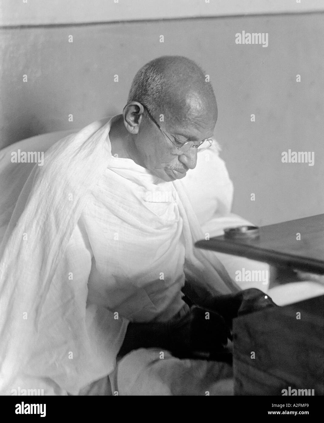 Mahatma Gandhi durante la inauguración de la Clínica de curación de la naturaleza en Urlikanchan cerca de Pune Maharashtra India 1944 Foto de stock