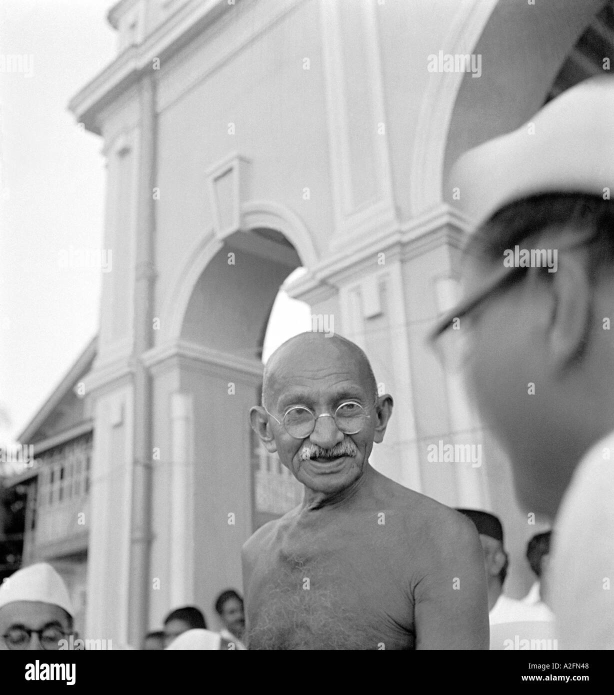 Mahatma Gandhi durante la oración en Mumbai, Bombay, Maharashtra, India Septiembre 1944 Foto de stock