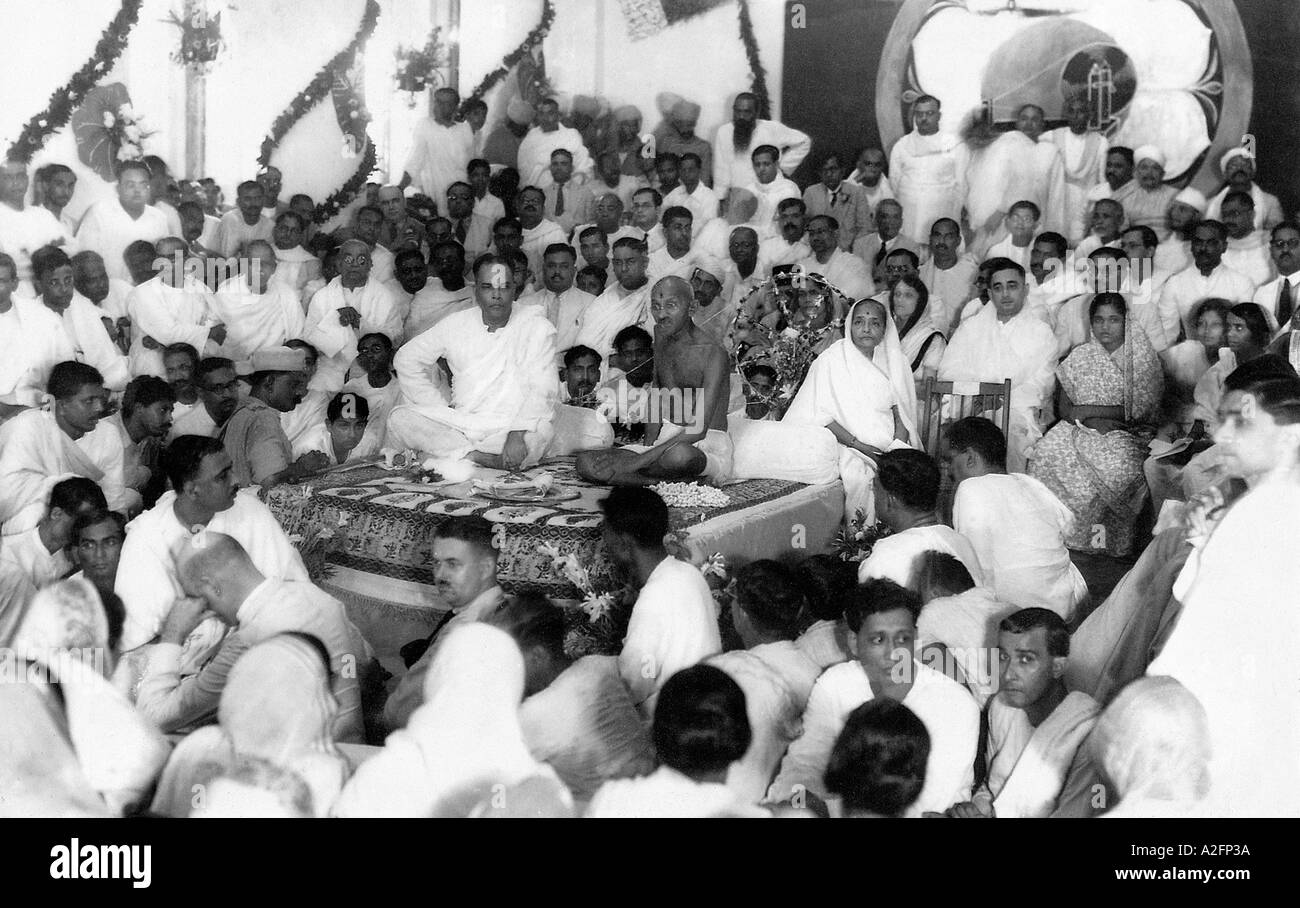 Mahatma Gandhi con su esposa Kasturba Gandhi en una recepción, India, 1934, fotografía antigua de la vendimia de 1900s Foto de stock