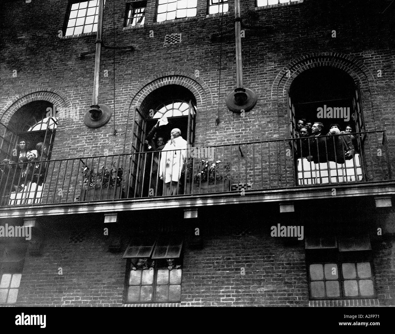 Mahatma Gandhi saludo desde el balcón de su residencia en Kingsley Hall Londres Inglaterra Septiembre de 1931 Foto de stock