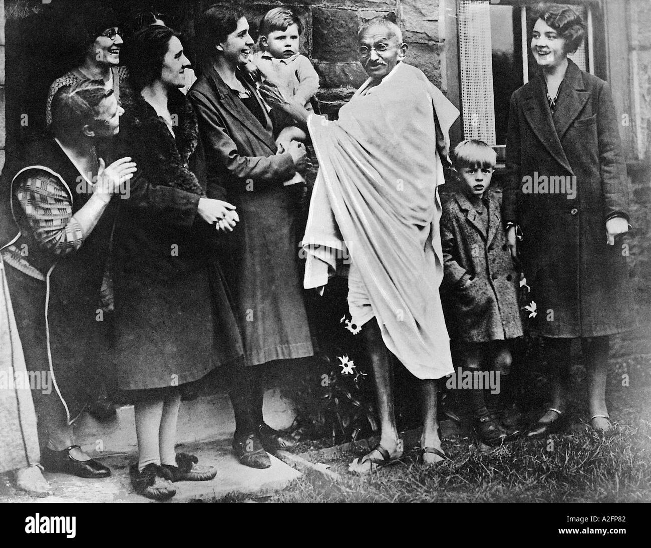 Mahatma Gandhi saludando a la gente de Springvale Garden village Darwen Blackburn Lancashire Inglaterra Reino Unido 1931 vieja foto vintage 1900s Foto de stock