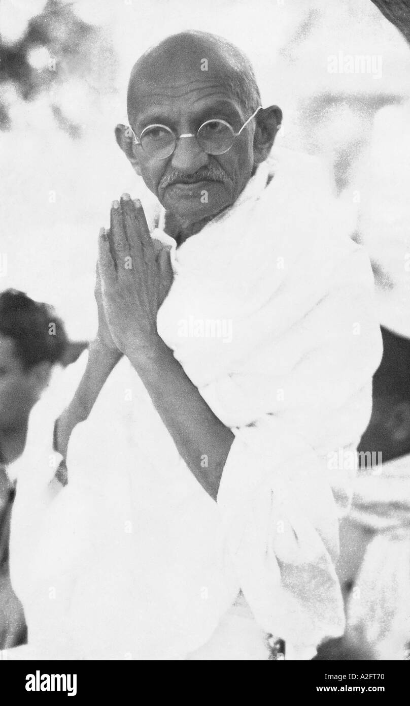 Mahatma Gandhi saludo por el estilo indio tradicional dobló manos namaste en Delhi India marzo 1939 vieja foto de la vendimia 1900s Foto de stock