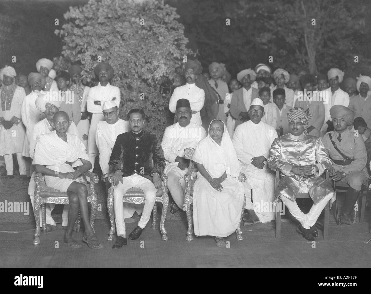 Mahatma Gandhi con Kasturba, Dhokra Sahib Dharmendra Singh Jadeja Yuvraj Kumar Pradyumansinhji Jadeja, Jardín del Palacio, Darbargadh, Rajkot, India, 1938 Foto de stock