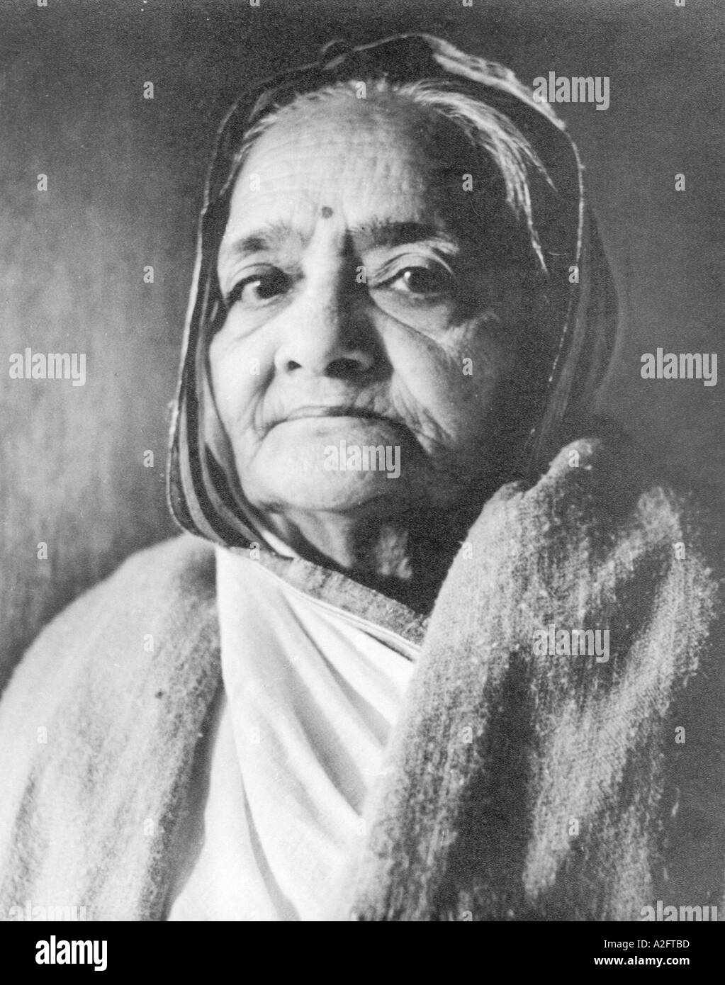 Retrato de esposa Kasturba Gandhi Mahatma Gandhi de la India alrededor de 1940 Foto de stock