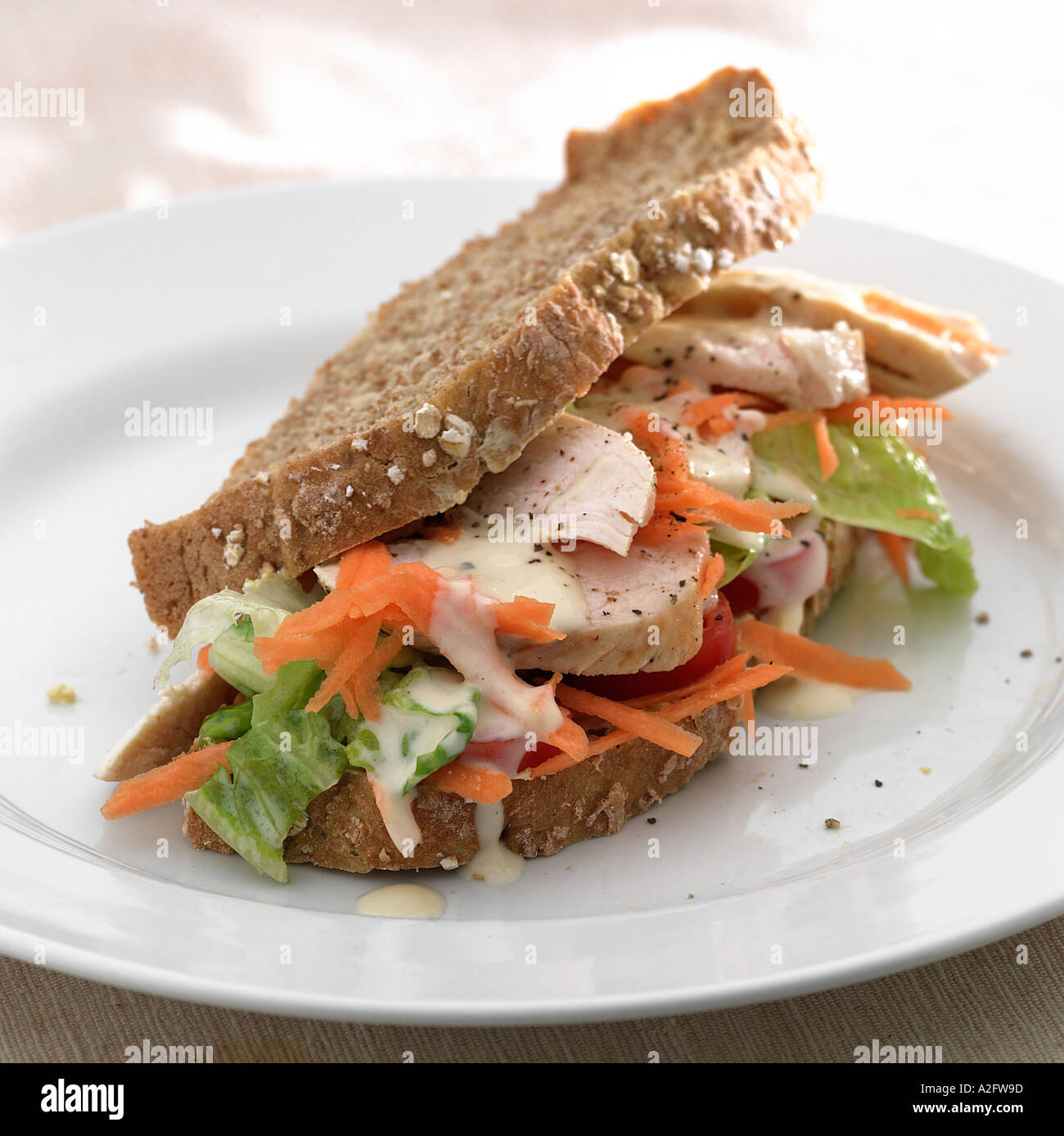 Sándwich de pollo con mayonesa lechuga tomate zanahoria rallada pan integral Keywords snack