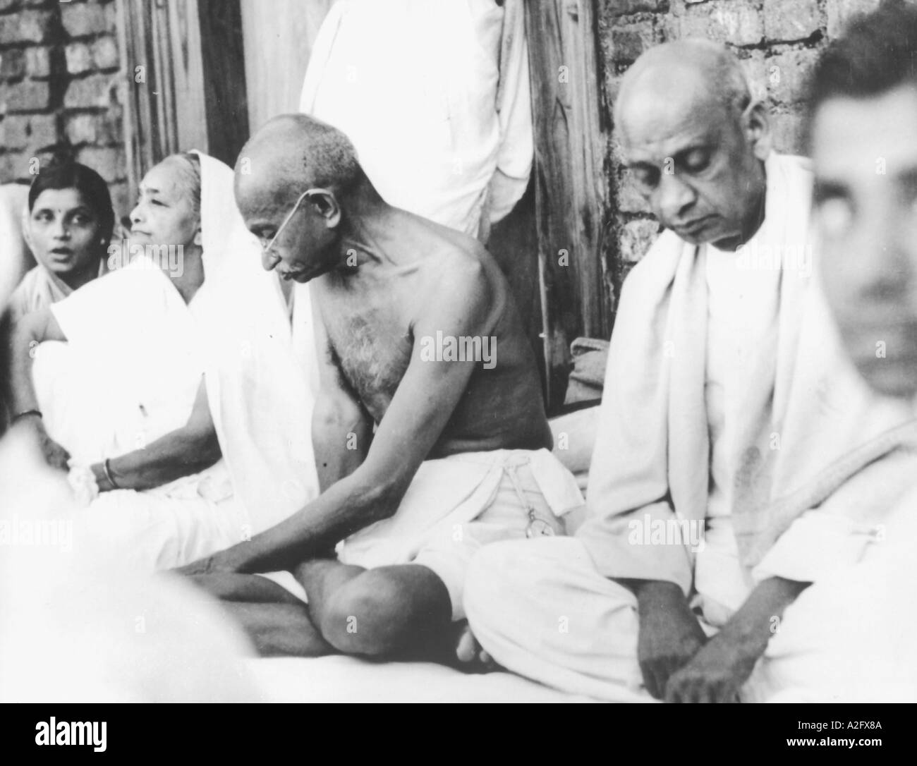 Mahatma Gandhi sentado con la esposa Kasturba y Sardar Vallabhbhai Patel en una reunión de oración India 1940 Foto de stock
