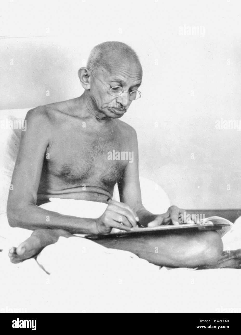 Mahatma Gandhi escribiendo una carta el 1942 de agosto Foto de stock