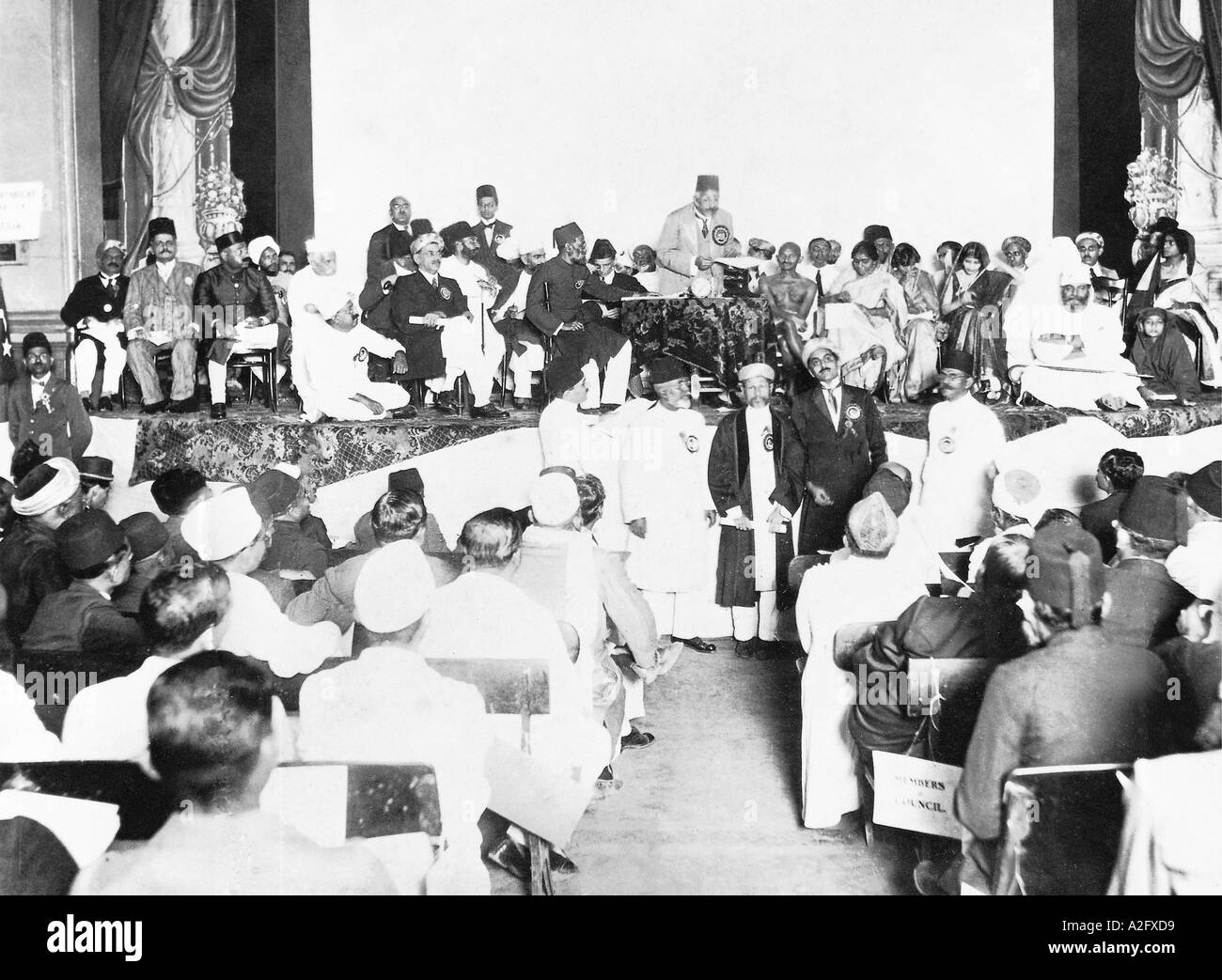 Mahatma Gandhi Presidente del Congreso en la Sesión Anual de la Liga Musulmana 1924 vieja foto vintage 1900s Foto de stock