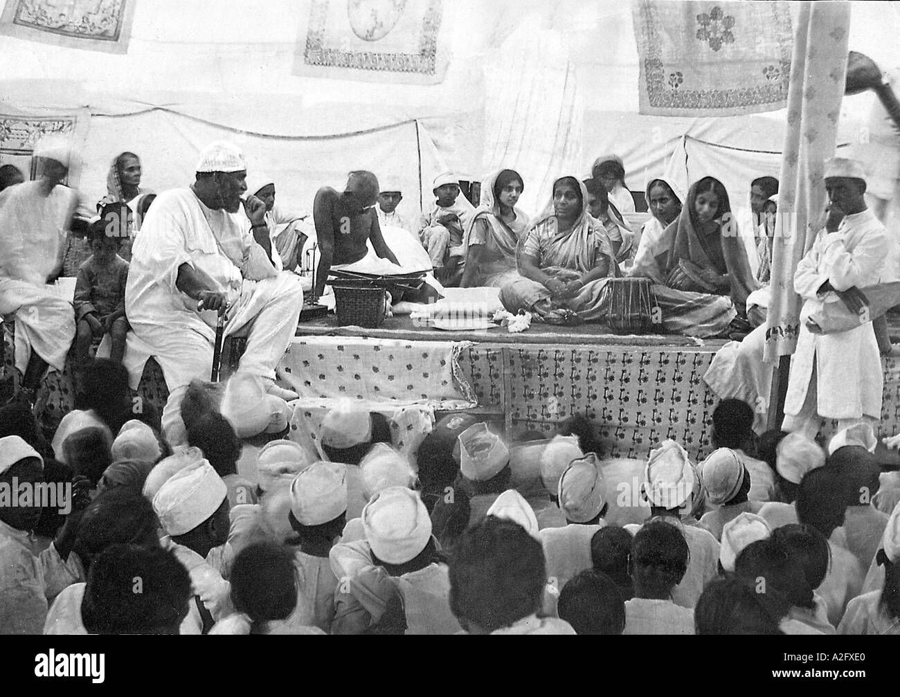 Mahatma Gandhi dirigiéndose a una reunión de intocables en Mumbai Bombay Maharashtra India 1926 vieja vendimia 1900s imagen Foto de stock