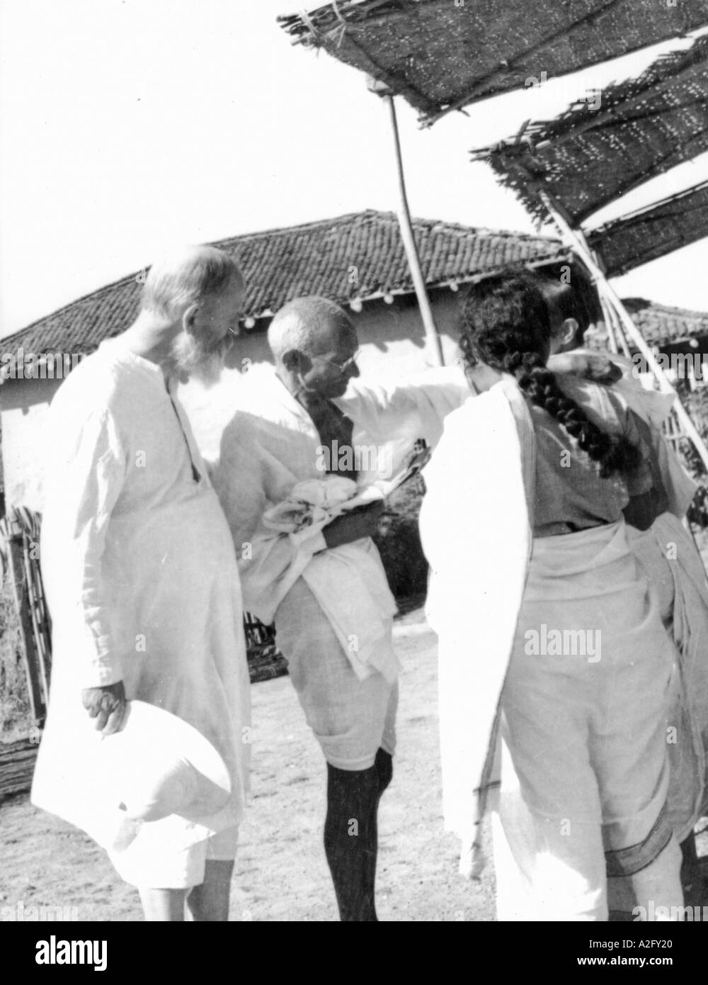 Mahatma Gandhi con Charles Freer Andrews en Segaon, Khargone, Madhya Pradesh, India, 1938 de diciembre, imagen antigua vintage de 1900s Foto de stock