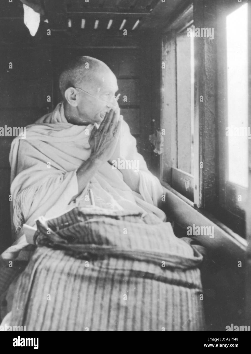 Mahatma Gandhi saludando a la multitud desde un compartimento del tren en el camino a Allahabad en Uttar Pradesh, India Noviembre de 1939 Foto de stock