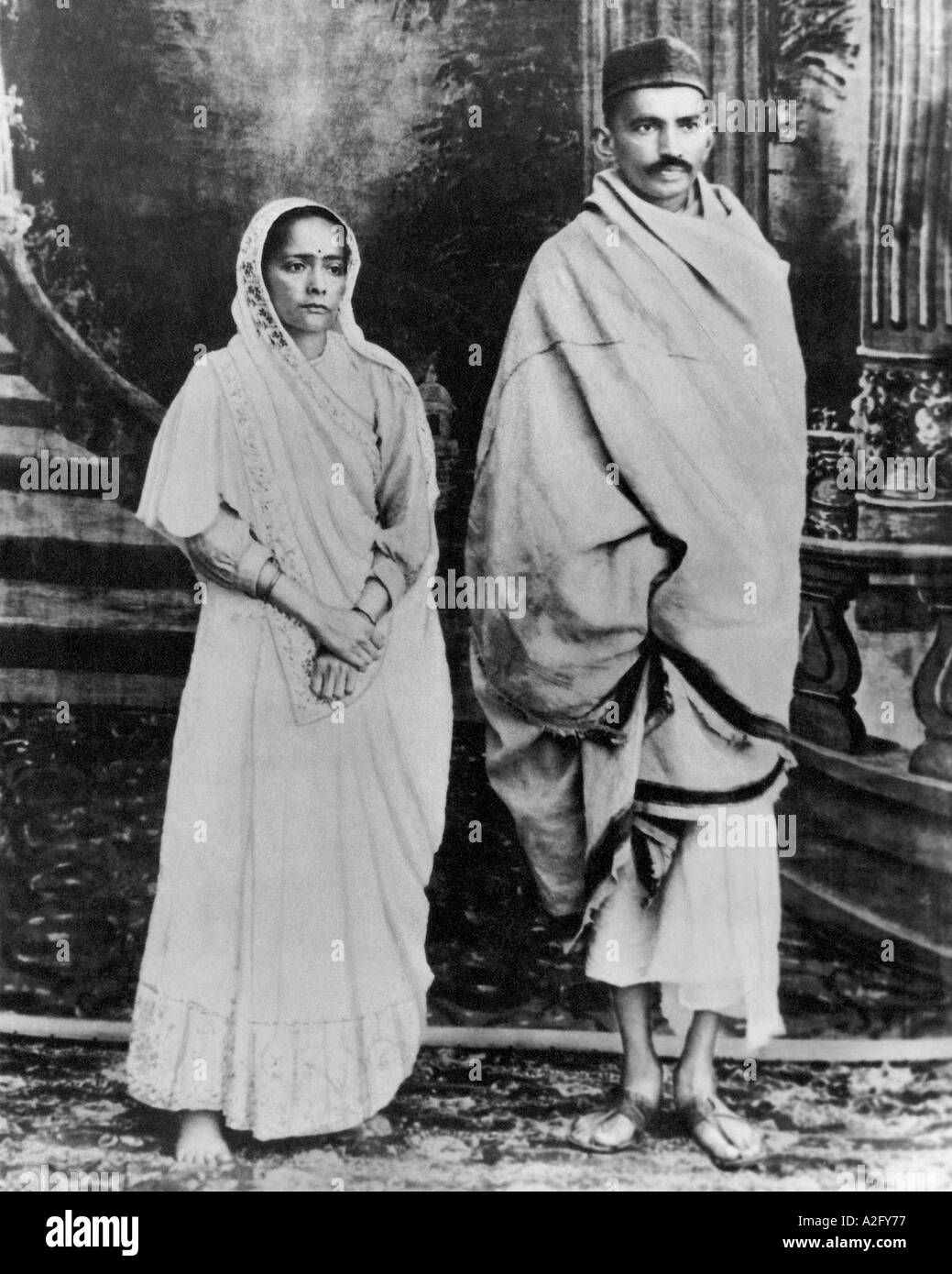 Mahatma Gandhi y Kasturba Gandhi acaban de regresar de Sudáfrica a la India, 1916, antiguo cuadro vintage de 1900 Foto de stock