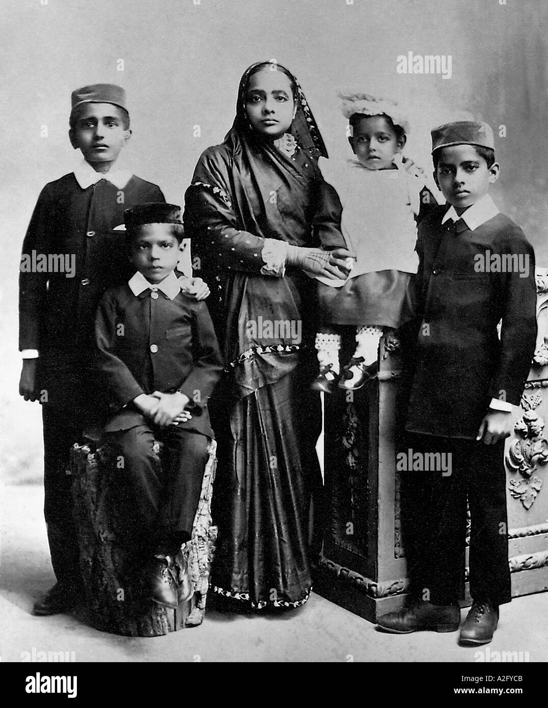 Kasturba Gandhi Esposa de Mahatma Gandhi con sus cuatro hijos en Sudáfrica 1902 vieja foto vintage 1900s Foto de stock