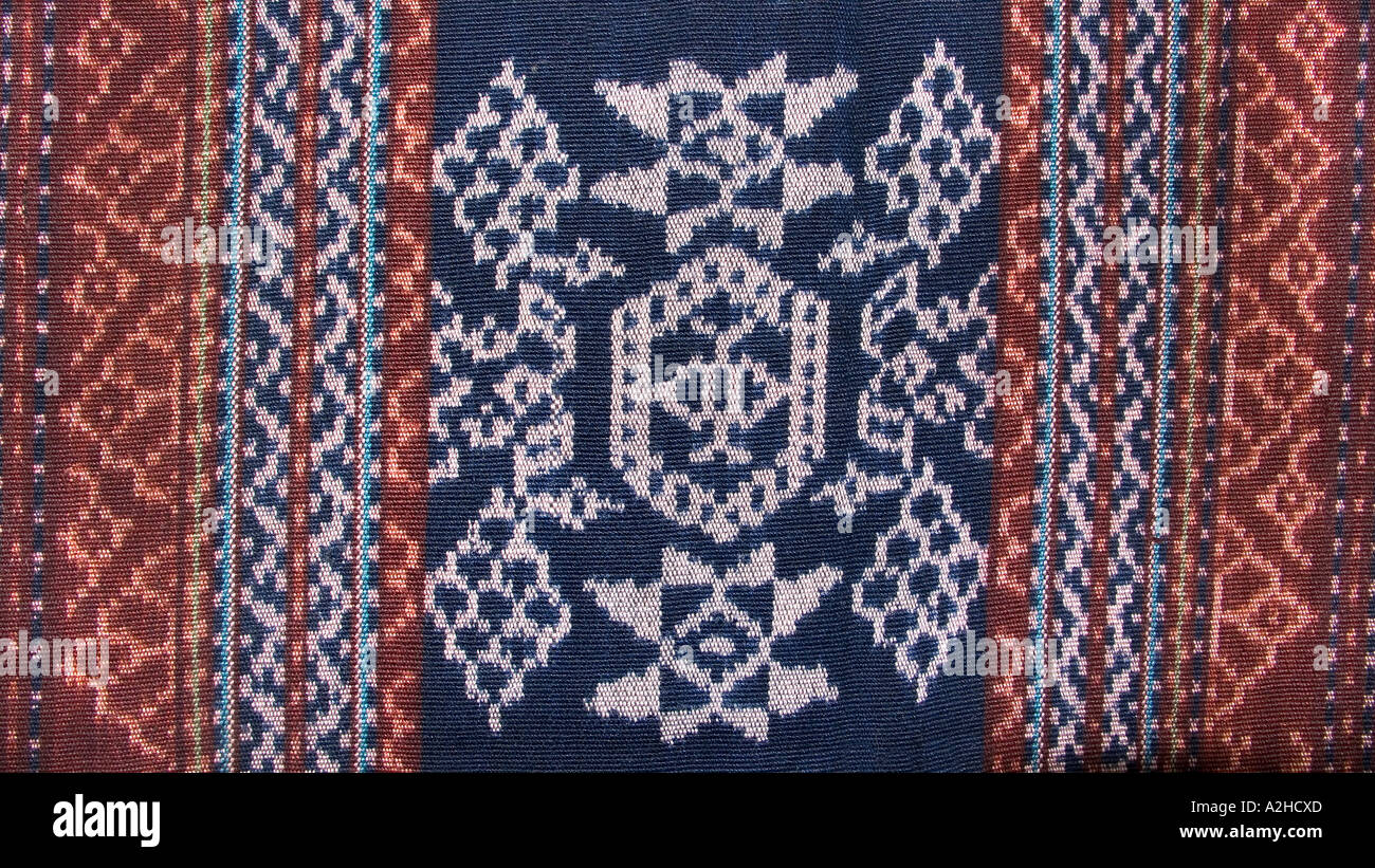 Detalle estilizados con motivo floral en telar hipstrap ikat tejido decorado mantón de Oriental Indonesia Foto de stock