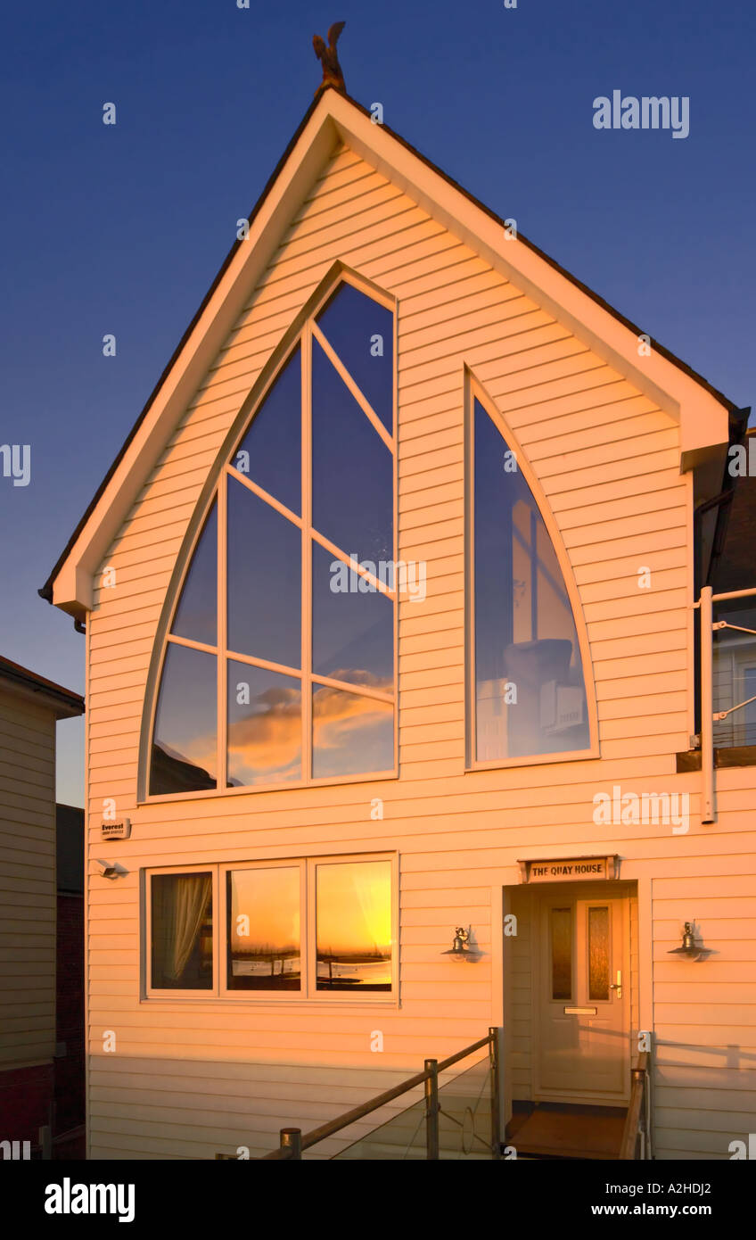 Casa moderna, innovadora en sol vespertino en Burnham sobre Crouch perspectiva corregida Foto de stock