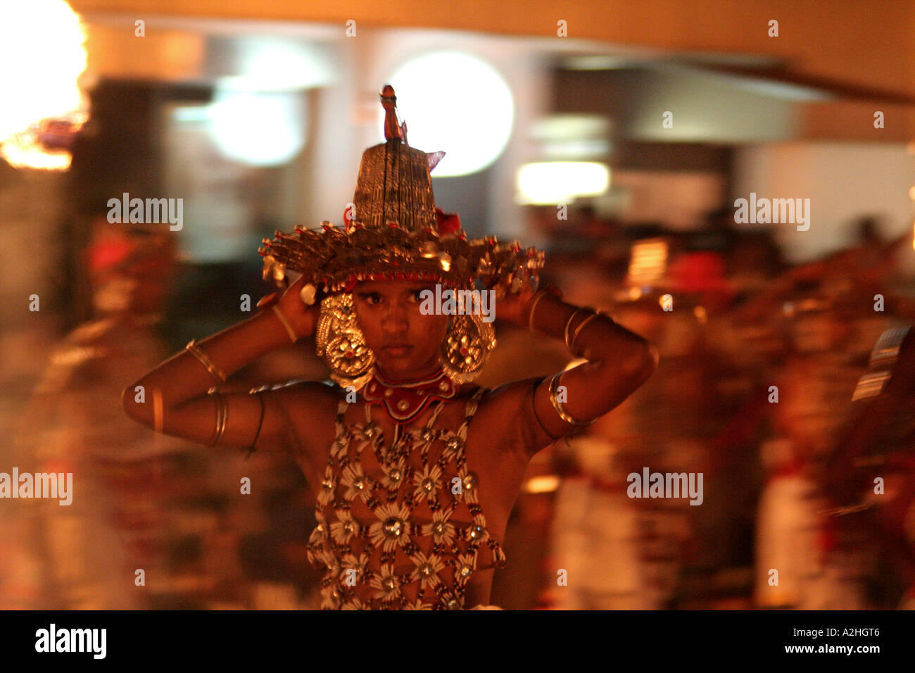 En el gran bailarín ornamentado Kandy Esala Perahera festival en Kandy, Sri Lanka Foto de stock