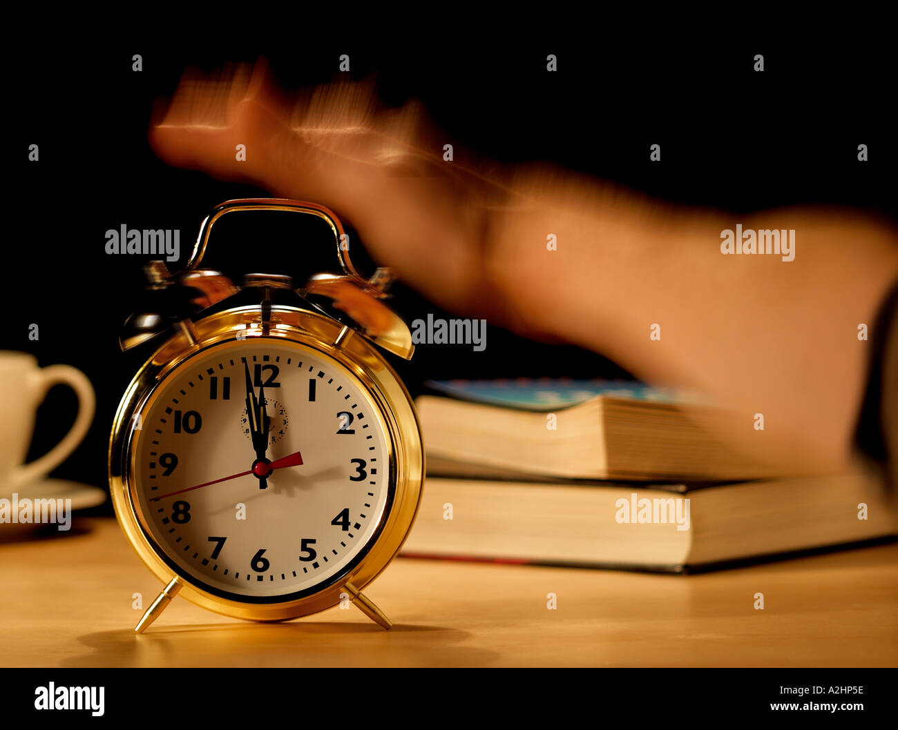 Paisaje toma, mostrando la mano detener reloj alarma sonando con movimiento borrosa Foto de stock