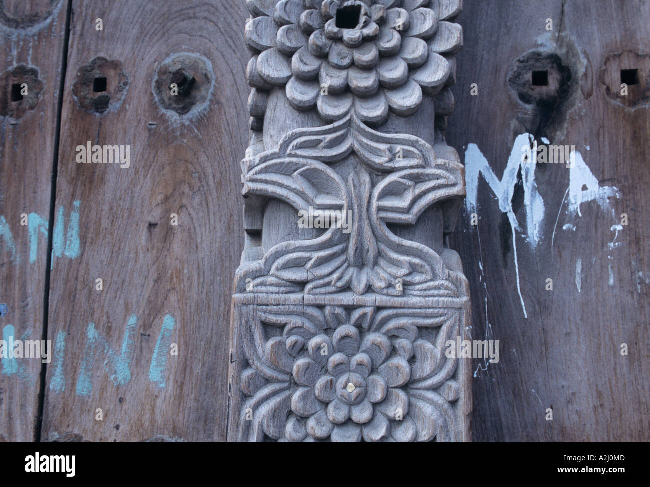 Enormes puertas talladas de madera de teca y con clavos de bronce, son una característica (no siempre bien mantenido) de África Oriental de la costa árabe Foto de stock