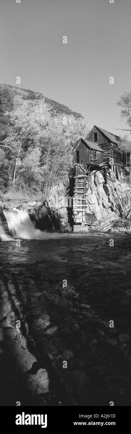 El Río Mill en Crystal River Valley Colorado en escala de grises Foto de stock
