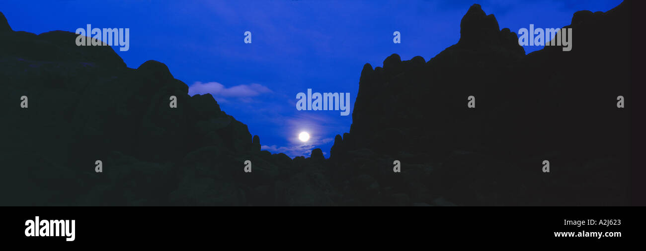 Luna en Alabama Hills en montañas de Sierra Nevada de California Foto de stock