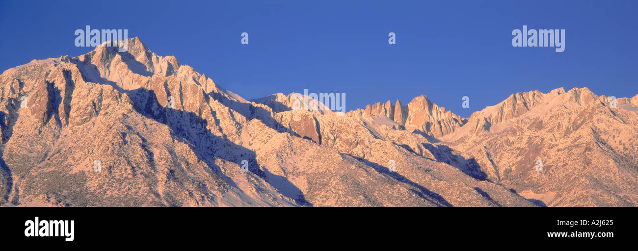 Amanecer en 14 494 pies Mount Whitney cerca de Lone Pine, California Foto de stock