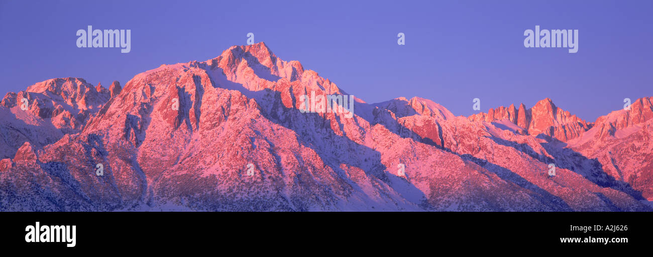 Amanecer en 14 494 pies Mount Whitney cerca de Lone Pine, California Foto de stock