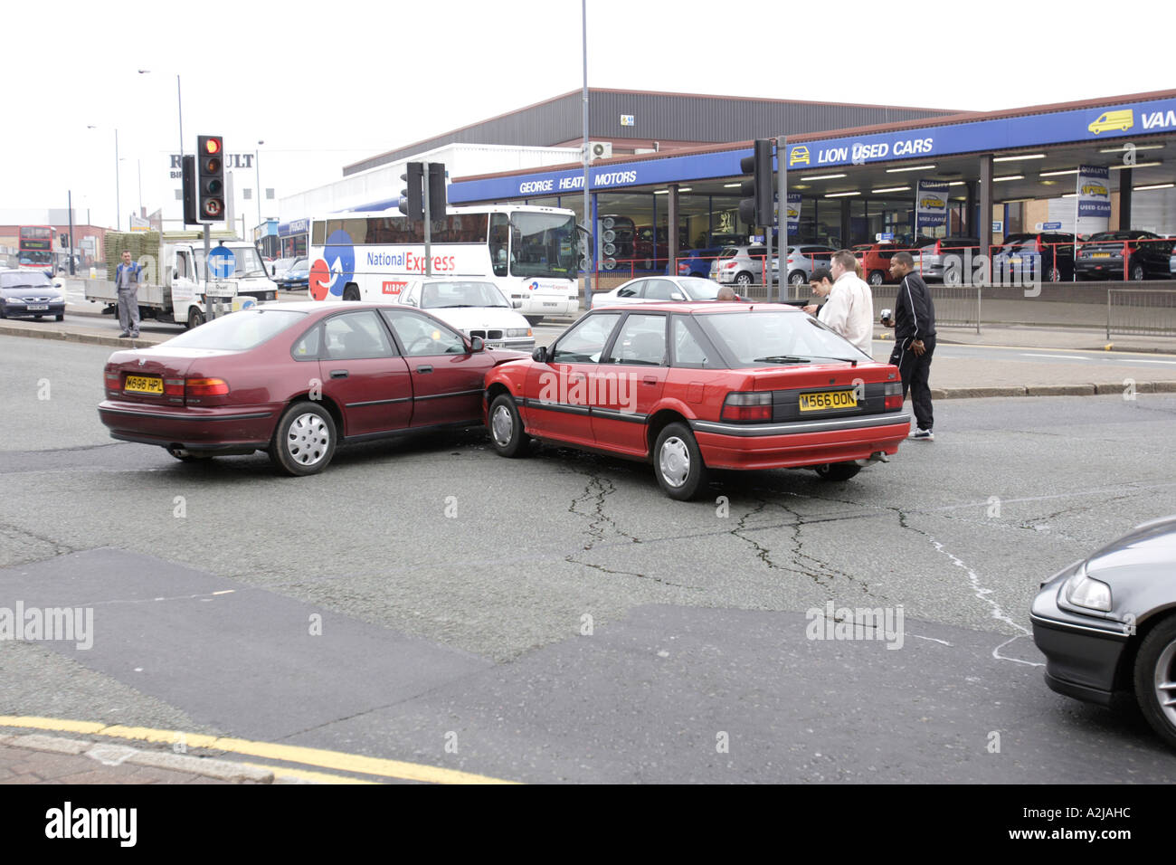 Dos coches foto tras un accidente de carretera en Birmingham, Reino Unido. Foto de stock