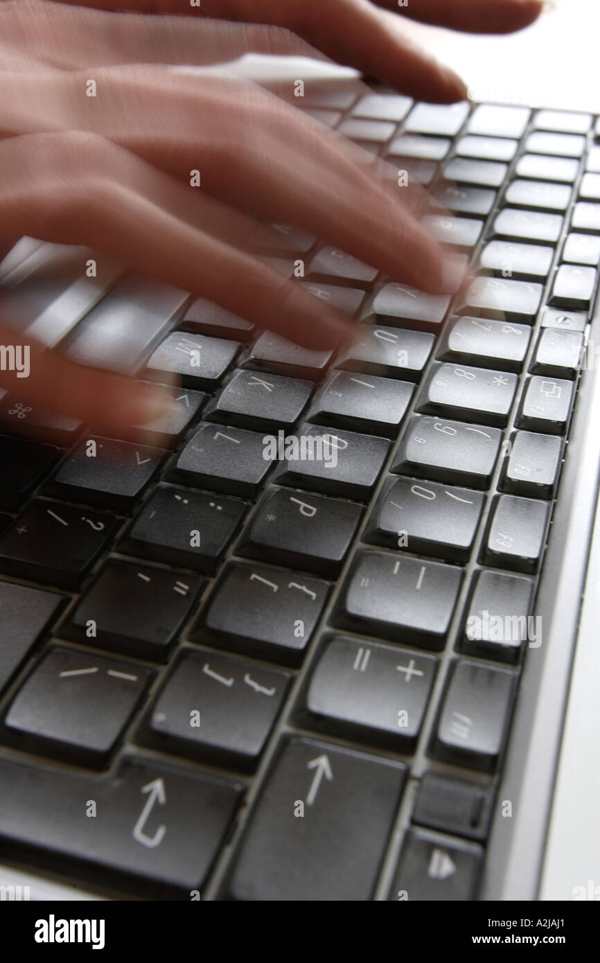 Un trabajador de oficina escribe un memo en su teclado de ordenador Foto de stock