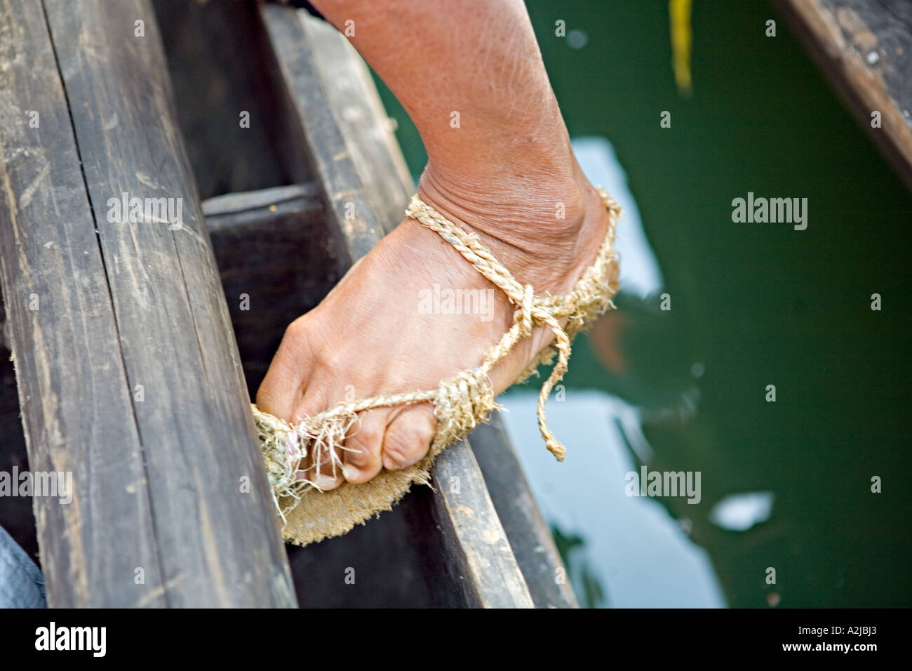 CHINA YANGTZE sandalias caseras de corteza y cable desgastado por los  descendientes de los antiguos habitantes de Ba Fotografía de stock - Alamy