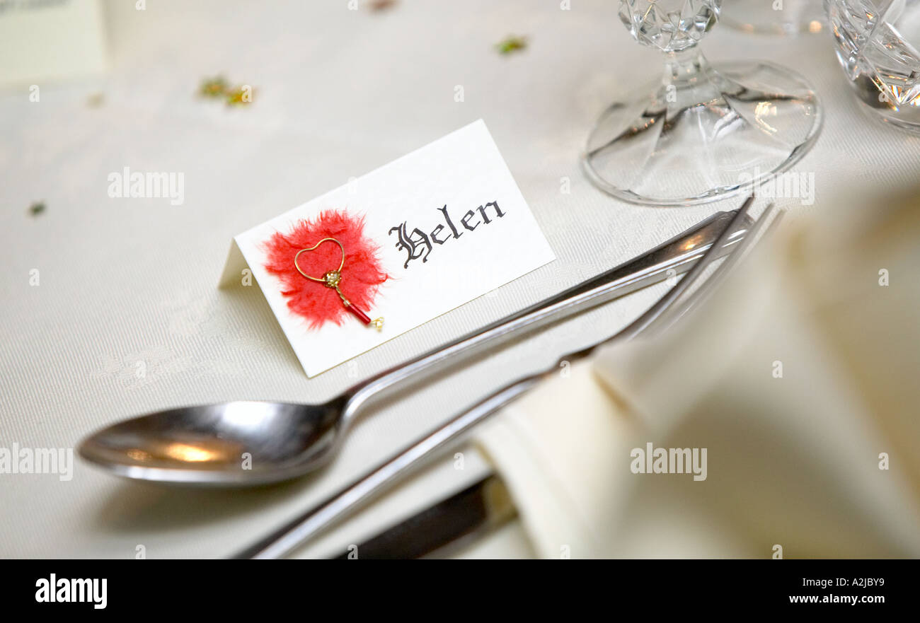 Un nombre de lugar se sienta en la mesa en una boda Foto de stock