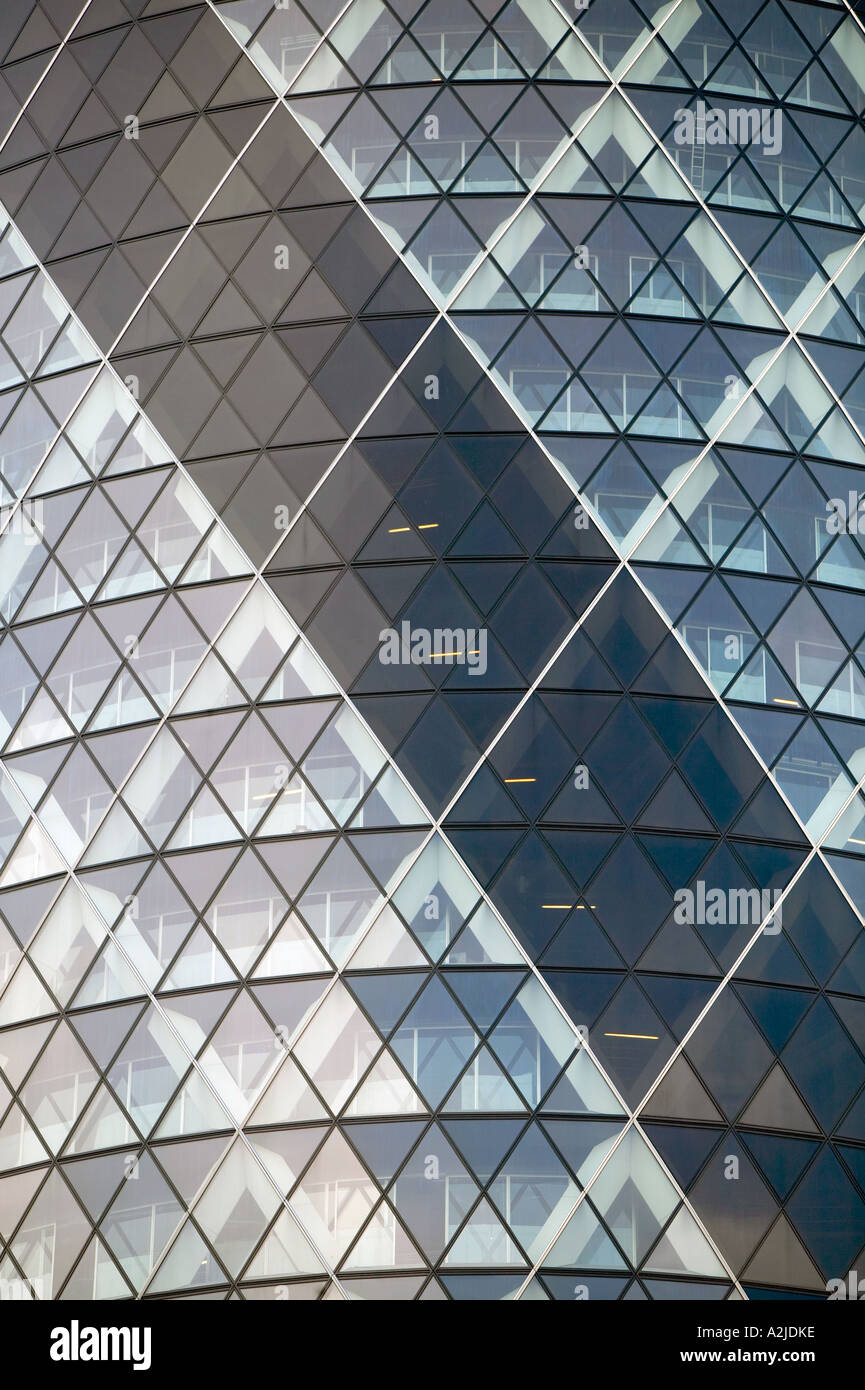 Sir Norman Foster diseñó el edificio Swissre 30 St Mary Axe, Londres, Gran Bretaña. Foto de stock