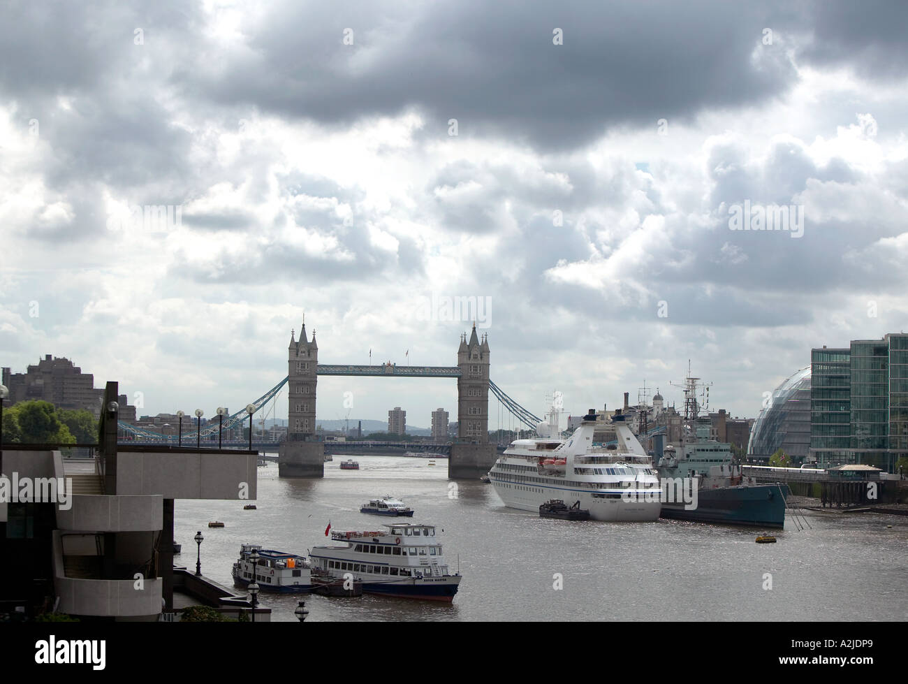 Tower Bridge cruza el río Támesis de Londres Foto de stock
