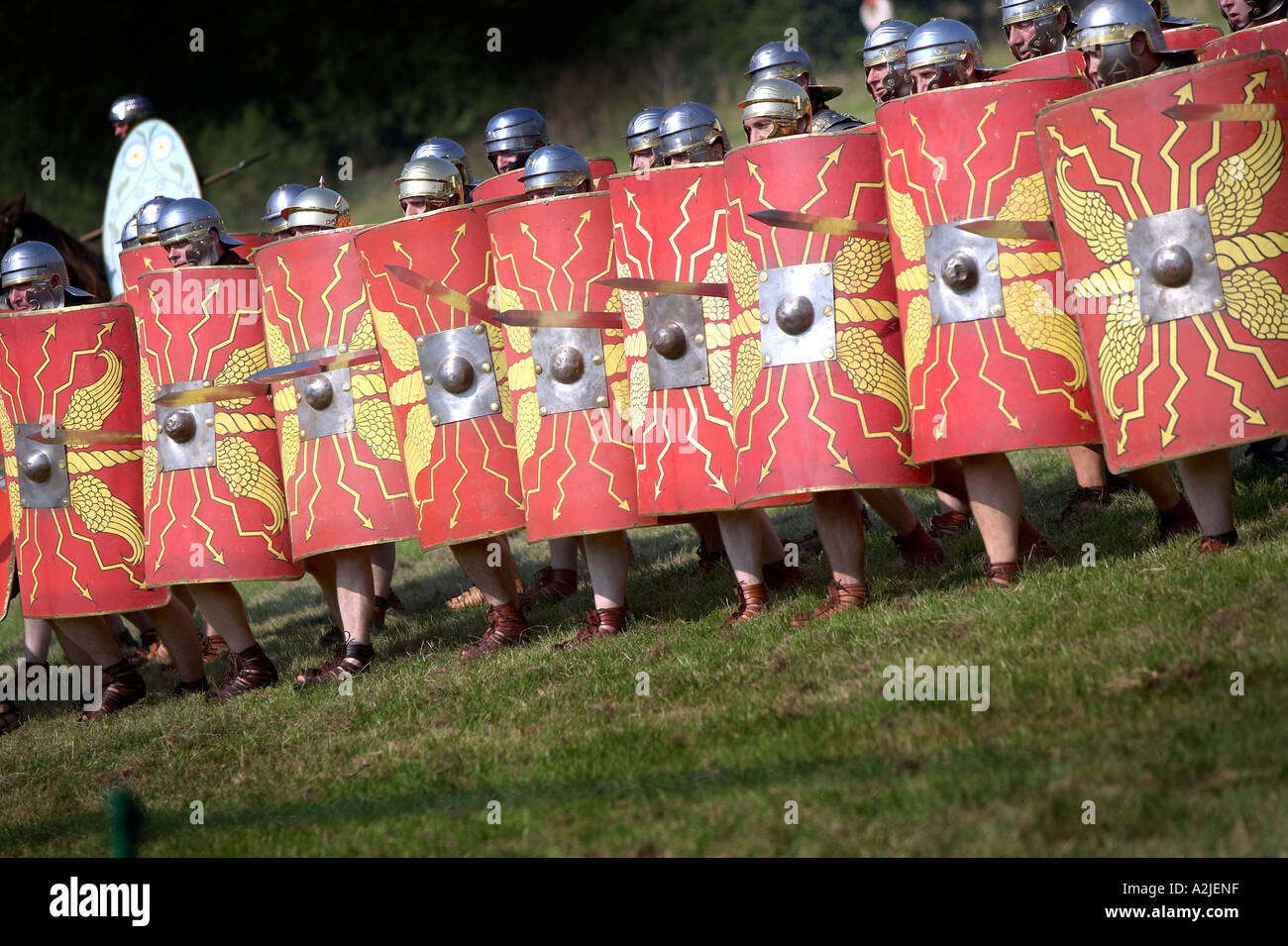 Un batallón Romano entra en batalla durante una pantalla de historia viva. Foto de stock