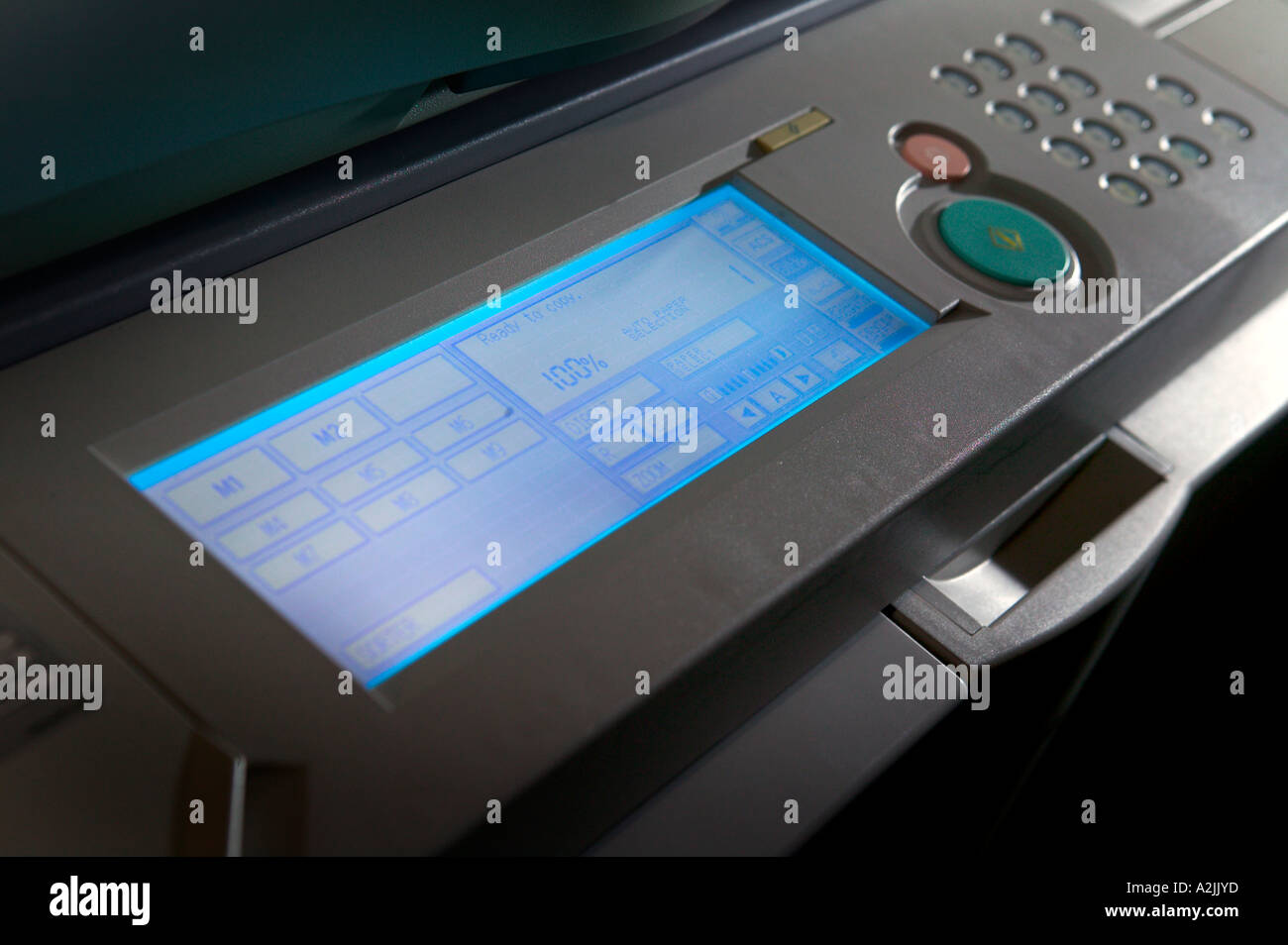 Un panel de visualización de una máquina fotocopiadora de oficina Foto de stock