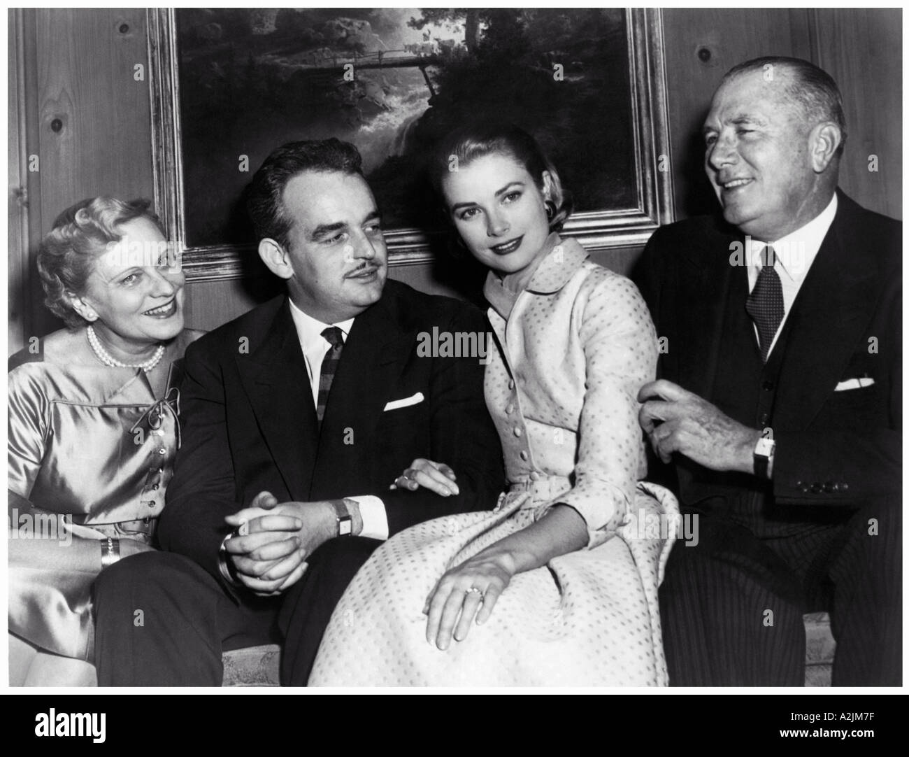 GRACE KELLY muestra su anillo enegagement del príncipe Rainiero III a sus  padres Fotografía de stock - Alamy